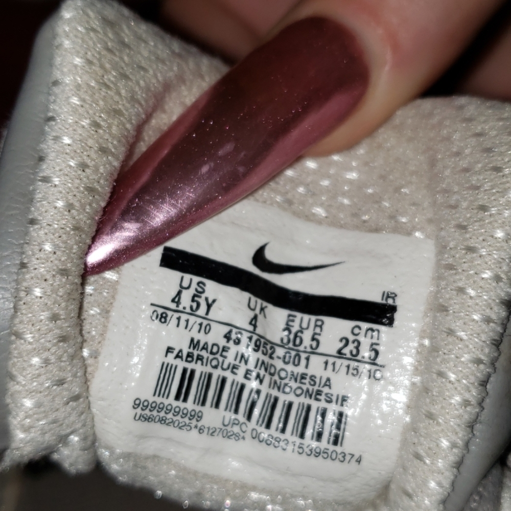 Nikes ❤ - Picture 2 of 4